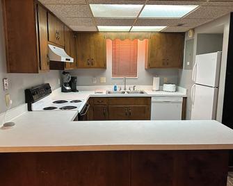 Convenient, Clean, Cozy, Cheap. - Tallahassee - Kitchen