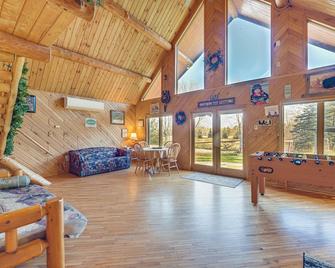 Secluded Log Cabin Less Than 1 Mi to Munger State Trail! - Finlayson - Living room