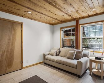 Cozy Tahoe Donner Lodge | Fireplace, Bunks, Desk & 6Min Drive to Ski Resort - Truckee - Sala de estar