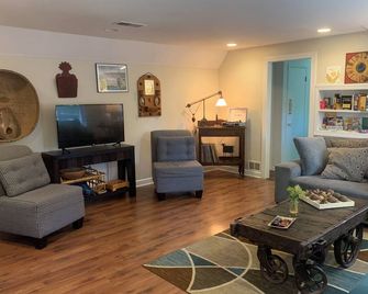Tranquil and Spacious Cottage close to South Haven Beaches and Downtown - South Haven - Living room