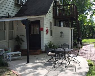 Newly Renovated, Completely Furnished Cozy Attic Apartment - Augusta - Patio