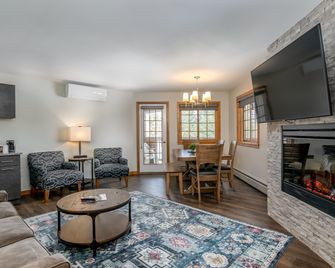 Grey Fox Inn - Stowe - Living room
