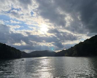 Lakefront Cabin : Boat Slip : Dock : Kayaks : Families : Internet - Jacksboro - Beach