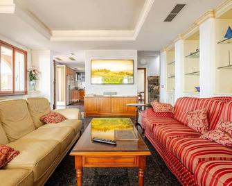 Villa Miramare con Ampia Piscina Riscaldata e Vista Mare - Ospedaletti - Living room