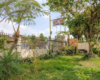 Spot On 1847 Hotel Maya - Blitar