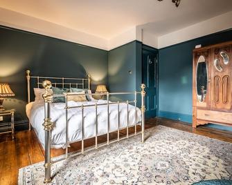 Blue Bliss - Sumptuous, Period Apartment - Chagford - Bedroom