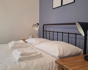 Two-bedroom Cottage - Sandstone Garden Patio - Free Parking - Pets Welcome - Cowling - Bedroom