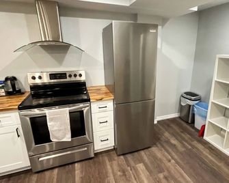 Cozy Basement Apartment (700 sq ft) with Full Kitchen - Orangeville - Kitchen
