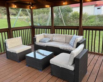 High Peaks Haven is in the heart of Adirondack. Come enjoy with famil - Keeseville - Balcón