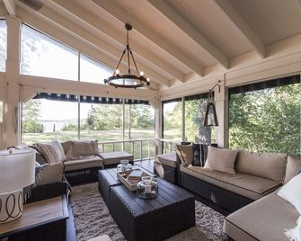 Stay On The Point! Water In Front And Back! Two Docks, Kayaks, Paddle Boards! - Pequot Lakes - Living room