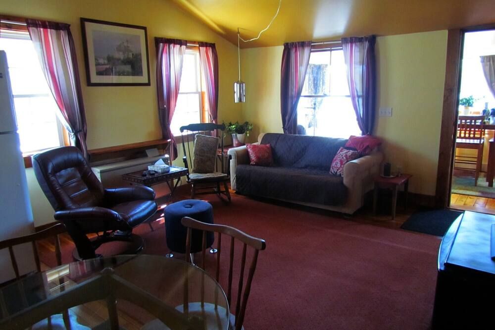 2 Bedroom Cottage on the Lake! Sleeps 6 - Sanford - Sala de estar