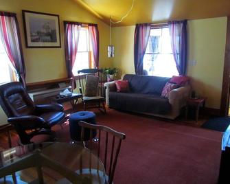 2 Bedroom Cottage on the Lake! Sleeps 6 - Sanford - Sala de estar