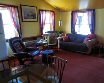 2 Bedroom Cottage on the Lake! Sleeps 6 - Sanford - Sala de estar