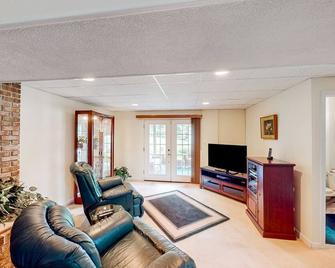 Comfortable home outside of DC with private pool, balcony, washer/dryer, & AC - Waldorf - Living room