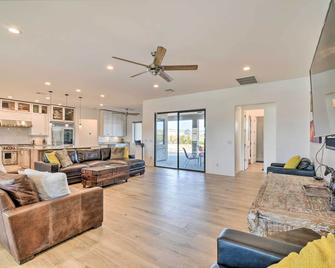 Desert Views, Fire Pit Serene Phoenix Getaway - Anthem - Living room