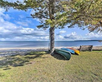 Lovely Lake Huron Getaway Beach Access and Kayaks! - Saint Ignace - Beach
