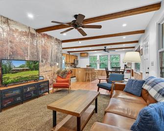20 acres w Private Pavilion, Fireplace & Fire Pit - Mathias - Sala de estar