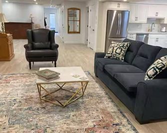 Spacious, modern executive suite with free parking and wifi - Halton Hills - Soggiorno