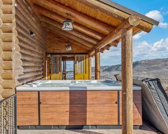 Ski and Ride Mountain Haus - Hot Tub, Fire Pit, Game Room & Deck - Mesa