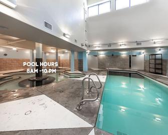 Solara Resort Canmore Pet-Friendly Corner Suite - Canmore - Piscina