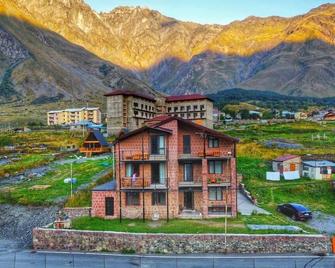 Hotel Axien Kazbegi - Stepantsminda - Building
