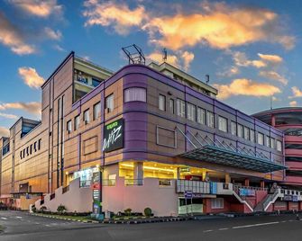 Grand Whiz Megamas Manado - Manado - Gebouw