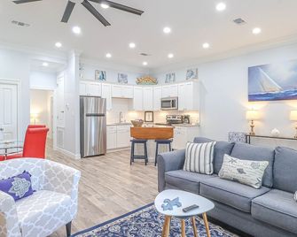 Paradise Palms: modern, very comfortable , unit in beautiful beach town - Bay Saint Louis - Wohnzimmer