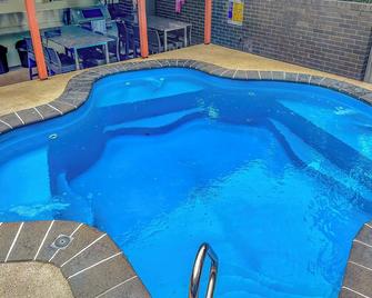 Quarterdecks Retreat - Hervey Bay - Pool