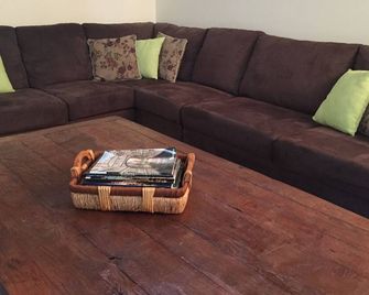 Jessica's Place - Spacious accommodation located in the heart of McLaren Vale - Mclaren Vale - Living room