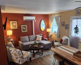 Cozy Guest House on 15 acres, with plenty of parking! - Parsonsburg - Living room