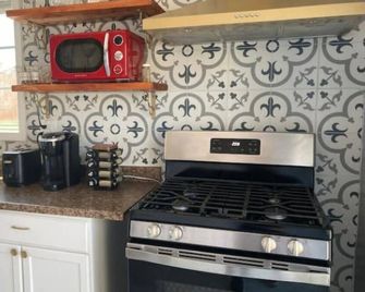 Beautiful Apartment - 10 min to Morongo Casino & Near Highway! - Banning - Küche