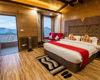 Livingstone Mountain Retreat Chail Executive Room - Kandaghat - Bedroom