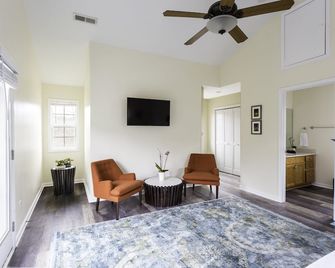 5 Min To Dt Avl ! Sparkling Clean, Hip Chic - Asheville - Habitación