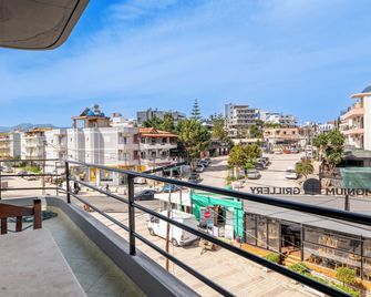 Brothers Of The World Hostel - Ksamil - Balcone