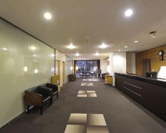 Court Hotel Fukuoka Tenjin - Fukuoka - Front desk