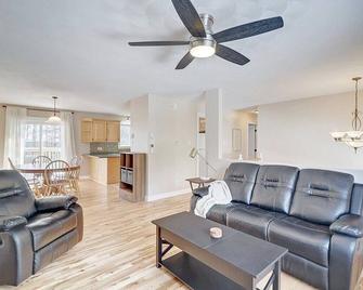 This house is a 3 bedroom(s), 2 bathrooms, located in Fredericton, NB. - Fredericton - Living room
