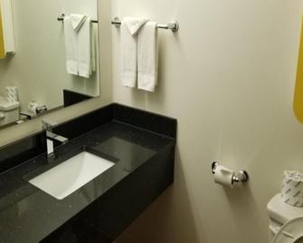 Joys Inn Innisfail, Ab - Innisfail - Bathroom