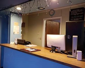 Best Value Inn By OYO Portland Or South East - Portland - Front desk
