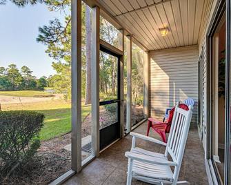 Pawleys Island Condo with Screened Porch and Golfing! - Pawleys Island - Balcony