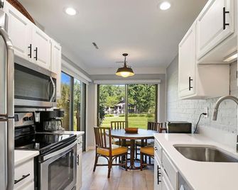 Cocktails & Dreams -Ground Level Abbey Villa Corner Condo |2 Patios |Pool |Natural Lighting |Updated - Fontana-On-Geneva Lake - Cocina