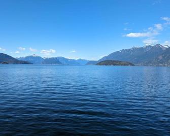 Pebbly Beach Suite in Snug Cove - Bowen Island