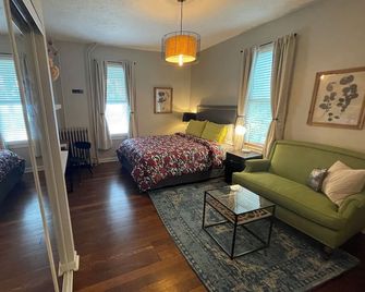 Modern Homestead Guest House - Reedsville - Bedroom