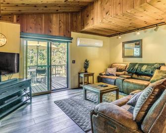 3 Mi to Shaver Lake Cozy Bears Hideaway Cabin! - Shaver Lake - Sala de estar