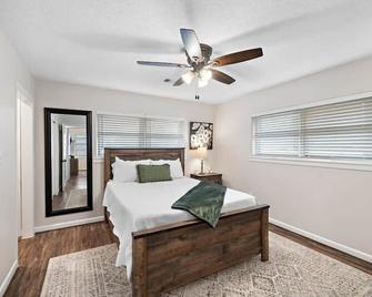 Pool 5 Star Large Deer Park home Super Host - Deer Park - Bedroom