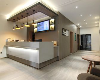 Hanting Hotel Chongqing Yangjiaping Pedestrian Street Mixc - Chongqing - Front desk