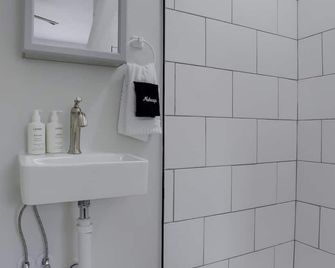 Sojourn Townhome in Old Town Alexandria with Relaxing Yard - Alexandria