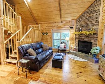 Mossy Rock Retreat! Hot Tub l Private Cabin - Mentone - Sala de estar