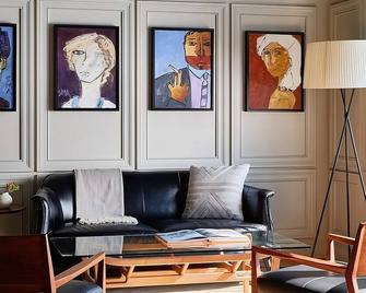 Refreshing Getaway Trip! Free Breakfast & Parking, Close to Indian Wells Beach! - East Hampton - Sala de estar