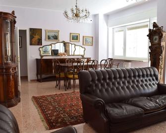 modern apartment with a classic flair close to amenities - Roma - Soggiorno