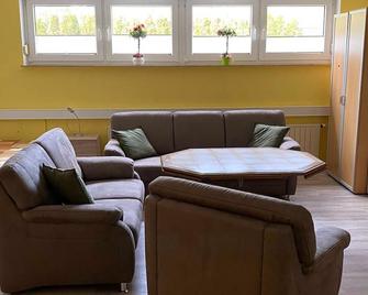 Pension und Ferienwohnung Kristen Am Denkmal Süptitzer Höhen - Torgau - Wohnzimmer
